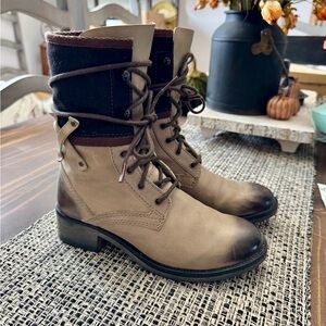 Matisse coconuts two toned combat boots 6.5